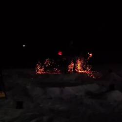 Zur Musik passendes Feuerspiel am Pantai Cenang Strand von Langkawi.
