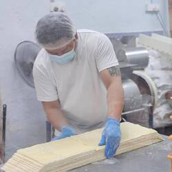 Danach in rechteckige Stücke aufteilen.