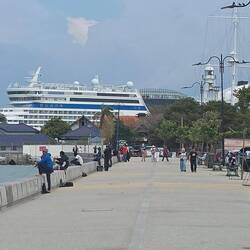 Strandpromenade mit Blick auf die AIDA