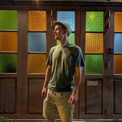 Trang- Finn vor unserer Unterkunft 🏡