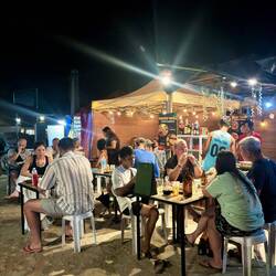 Essen auf Plastikstühlen, ist immernoch das Beste! 😊