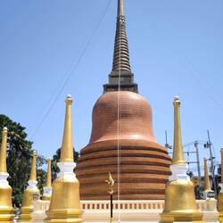 Chedi des Tempels Wat Mongkolnimit in der Altstadt von Phuket