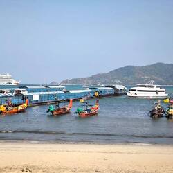 Boote am Strand von Pa Tong