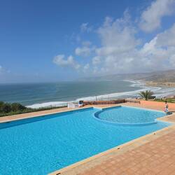 Ein schöner großer Pool - nur etwas kalt z.Z.