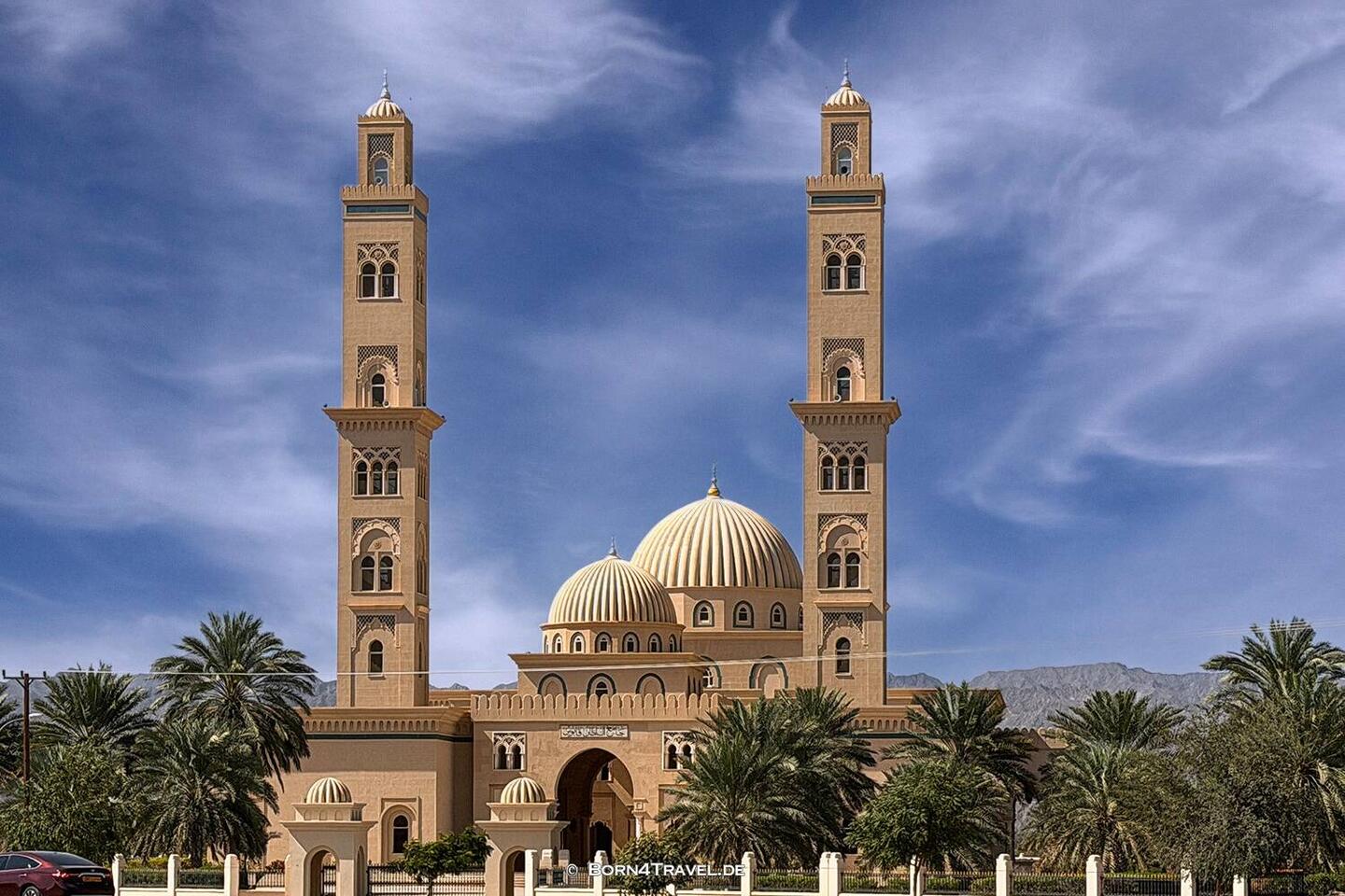 So ne Moschee ist immer ein gutes Fotomotiv. Das ist die Qaboos Mosque in Bahla