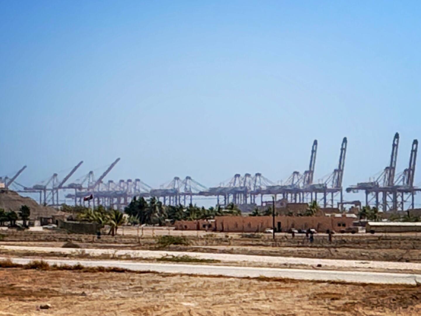 Blick auf die gewaltigen Containerkräne