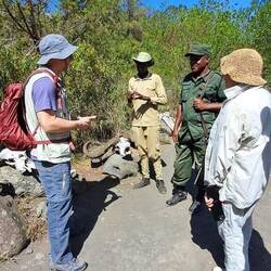 Einführung vom Ranger der uns auf der walking Safari begleitet (zum Schutz vor Büffeln mit Gewehr)