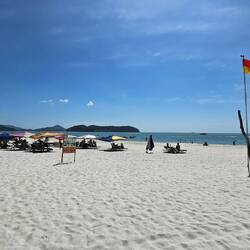 Strand so weit das Auge reicht.