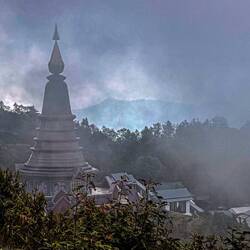 Nach der Rückkehr versanken die Pagoden mehr und mehr im Dunst - nur eine war noch zu sehen