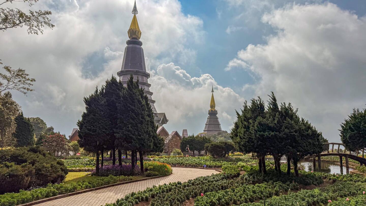 Royale Pagoden im Doi Inthanon Nationalpark inmitten eines herrlich angelegten Gartens