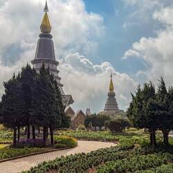 Royale Pagoden im Doi Inthanon Nationalpark inmitten eines herrlich angelegten Gartens