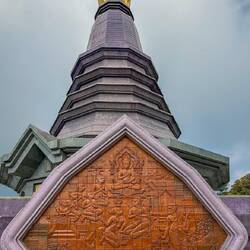 Kunstvolle Holzschnitzereien an der Pagode der Königin