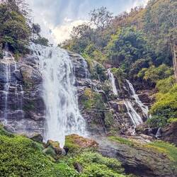Der Wachirathan-Wasserfall - eine Klippenformation mit etwa 70 Meter Höhe