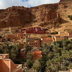 Der Ausblick von der kleinen in Stein gehaltenen Plattform mit dem roten Gebäude 🏘️