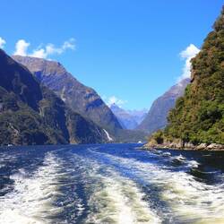 Auf dem Boot merkt man, wie riesig hier alles ist