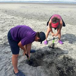 Was macht man, wenn man auf was warten muss?? Richig, man budelt ein Loch! 😆