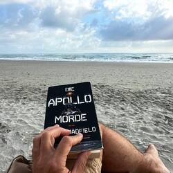 Gemütlich, ich, mein Buch (danke Chregu fürs Ausleihen) und das Meer, welche Combo!!
