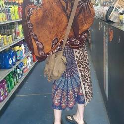 Dans le magasin de bricolage c'est un homme barbu