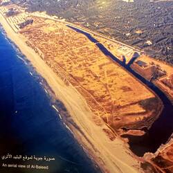 Luftaufnahme der antiken Stadt Zufar/Al Baleed mit der versandeten Bucht rechts unten