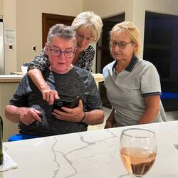 Reini bekommt WhatsApp Unterricht