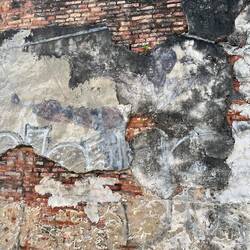 Hier war mal Bruce Lee. Den Kopf kann man noch erkennen