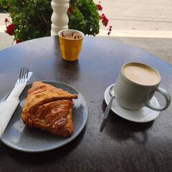 Pause im Café in Loch Village