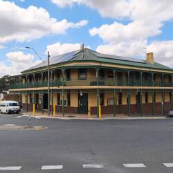 Korumburra: Austral Hotel