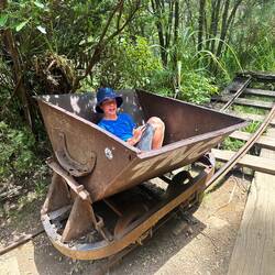 Und hier eine solche Lore samt wertvollem Inhalt