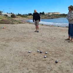 Boule an der Wasserkante...