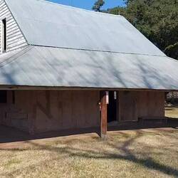 Schwenk von der Schmiede übers Plantagengelände.