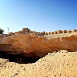 Der Krater - Folge eines Erdbebens?