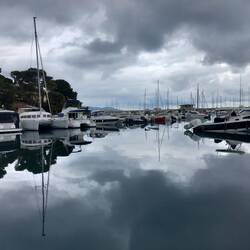 Coin pique-nique. Le ciel a changé de couleur.