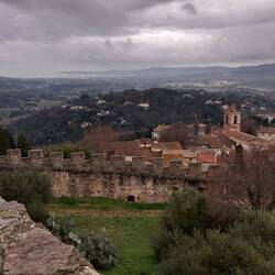 Grimaud. La mer au fond.