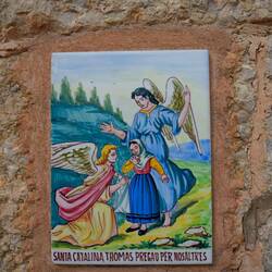 Fast an jeder Tür Kacheln der Heiligen Catalina