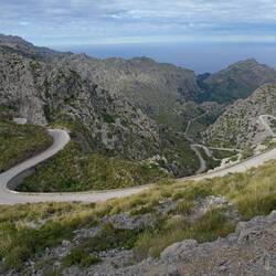 Extreme Serpentinen zur kleinen Bucht.