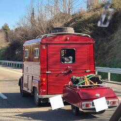 Hingucker auf der Autobahn: Citroën Type H (wurde produziert von 1948-1981).