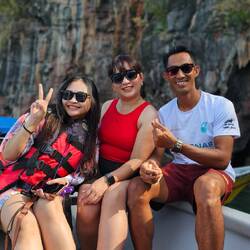 Unser Kapitän posiert gleich mal.