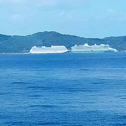 Zwei riesige Kreuzfahrtschiffe vor der Insel Roatan
