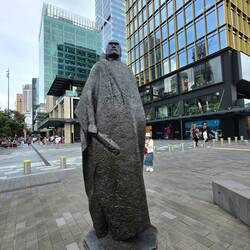 Sculpture en bronze "A Māori Figure in a Kaitaka Cloak"
