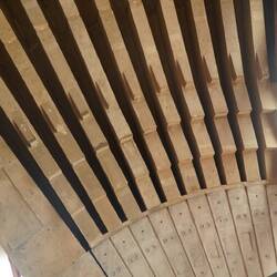 Betonverstrebungen mit Drahtseilen