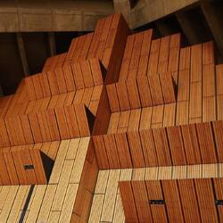 Holzwand im Eingangsbereich