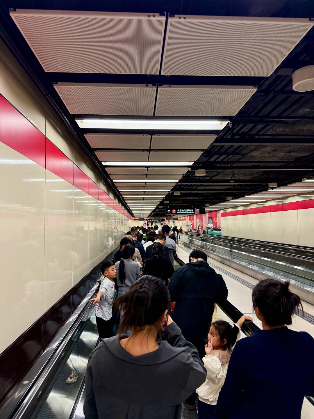 Endlos scheinende , unterirdische Fußgängerwege