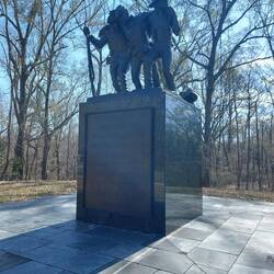 Zwei Soldaten der Buffalo Soldier stützen einen verletzten Kameraden.