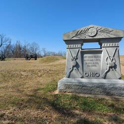 Überall die Steintafeln und Kanonen für die Regimenter.