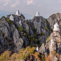 Rund 20 Chedis thronen auf den umliegenden Felsen - einzigartig 🤩