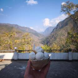 Lecker Kokosnuseis mit schöner aussicht am geniessen