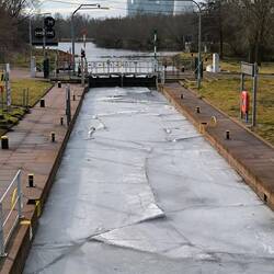 zugefrorene Saaleschleuse