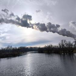 Saale mit Kraftwerk Schkopau