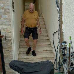 Wieder muss Werner die Räder mehrere Treppen hoch schleppen. So bleibt man fit.