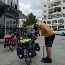 Luft pumpen am Fahrradladen.